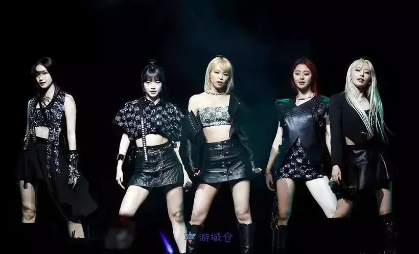 LE SSERAFIM樱花在科切拉舞台上爆红!海外网友们兴奋问 : “她是谁?!” LE SSERAFIM樱花在科切拉舞台上爆红!海外网友们兴奋问 : “她是谁?!”