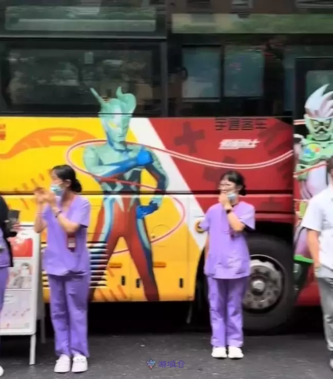 痛车+coser站台 引导二次元献血 ​​​