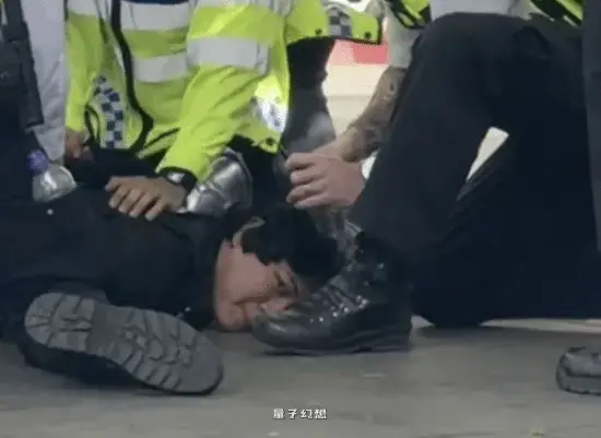 英国16岁小伙Cos《生化危机》汉克被警方逮捕，涉嫌非法携带仿真枪