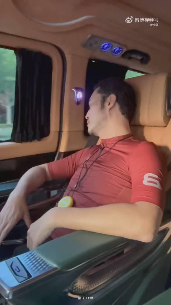 沙溢国庆假期吃胖了十斤 称重时表情大崩溃