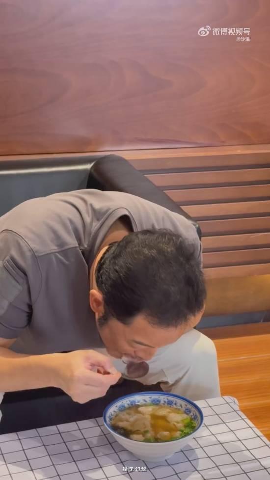 沙溢国庆假期吃胖了十斤 称重时表情大崩溃