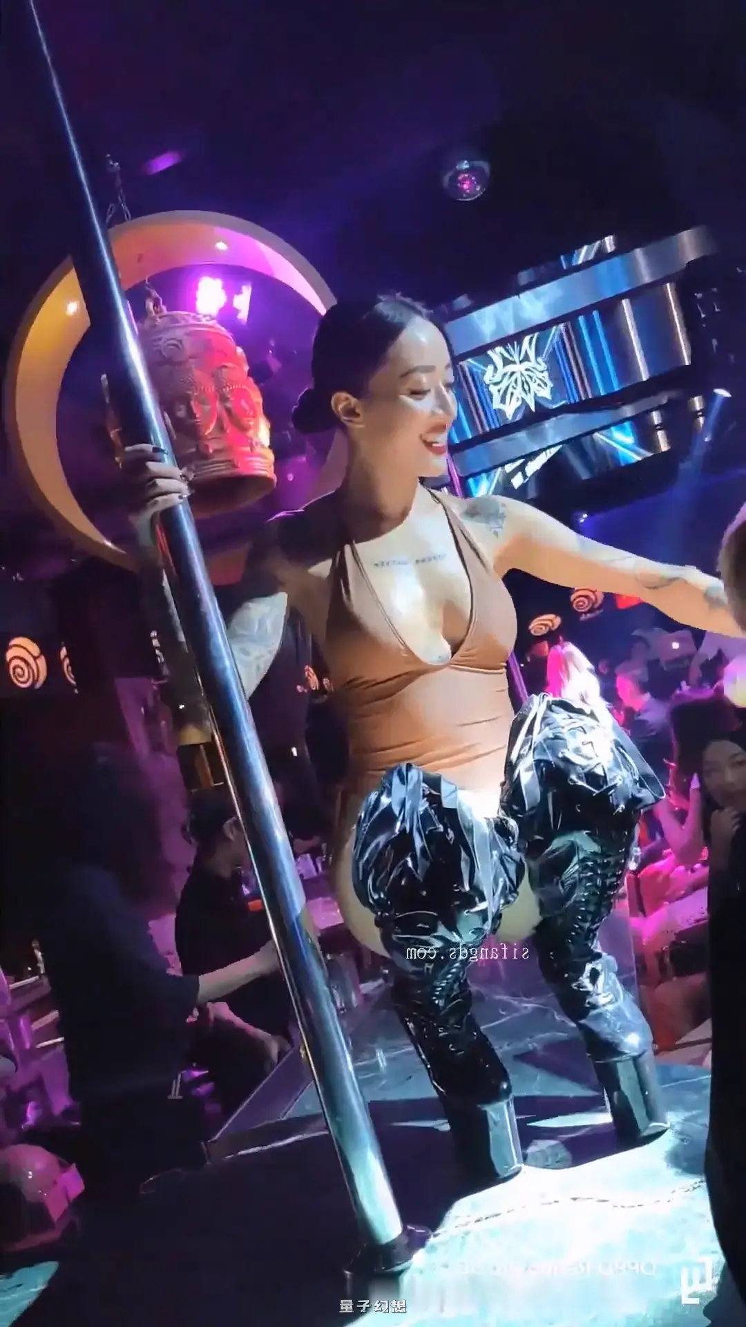 台湾夜店流出一字马后摇臀视角美女热舞[15V/3.35G]