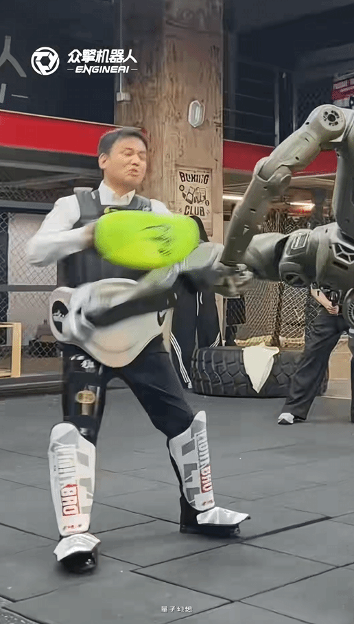 国产机器人一脚踹翻自家CEO 多少带点私人恩怨