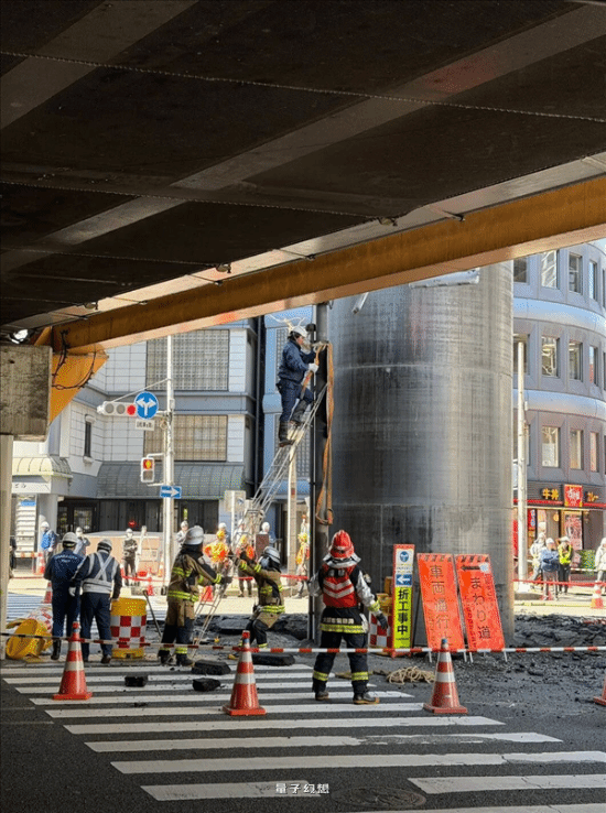 日本闹市地面冒出18米高大黑粗钢管 没人知道是啥