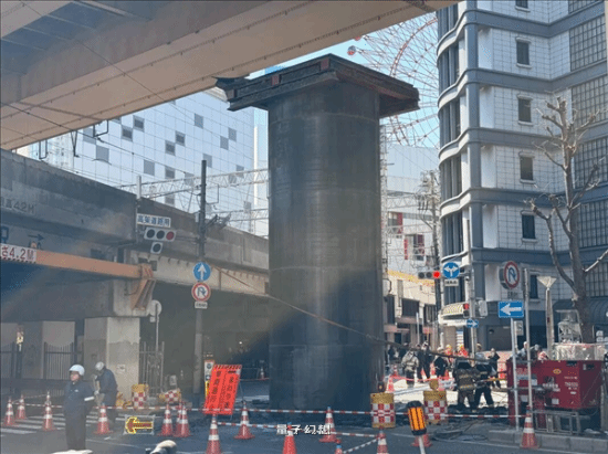 日本闹市地面冒出18米高大黑粗钢管 没人知道是啥