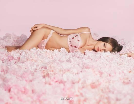 超模海蒂·克鲁姆与21岁女儿合拍内衣广告 网友:略尴尬