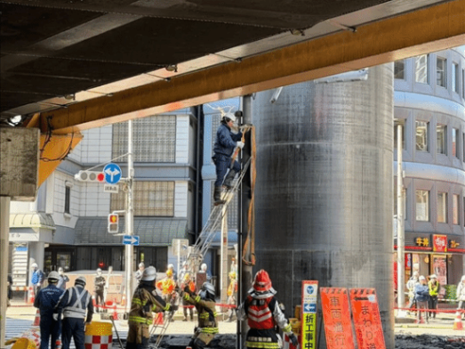 日本闹市地面冒出18米高大黑粗钢管 没人知道是啥