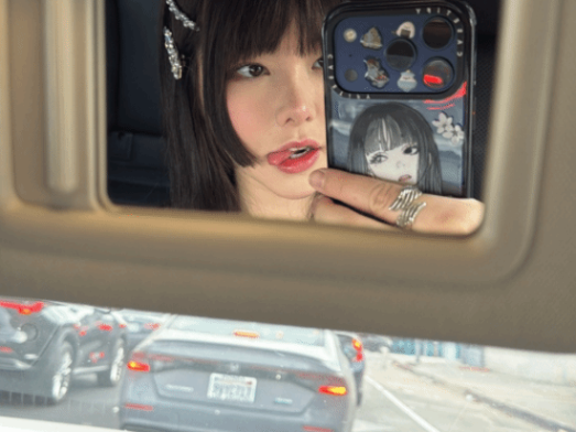 LOL前女职业马玉米晒美照！童颜巨乳肉感身材太俏皮
